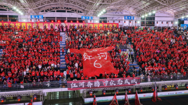 完美体育从滇超赛场到女足绿茵红河足球人的十年“不倒”(图1)