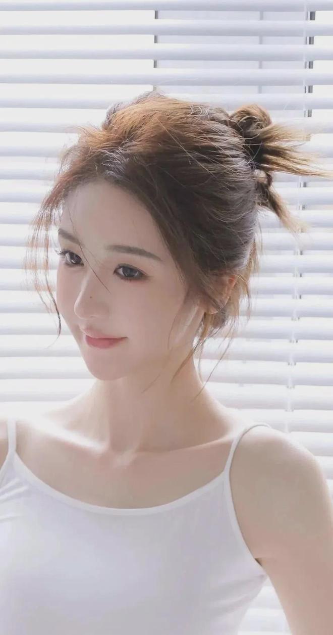 两个人完美体育舔b站(图1)